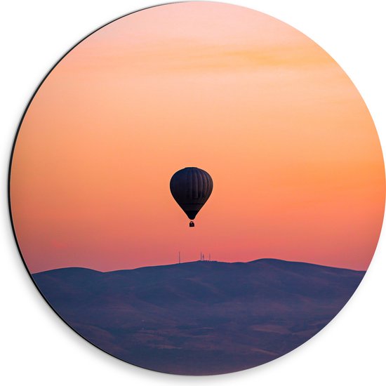 Dibond Muurcirkel - Heteluchtballon boven Berg tijdens Zonsondergang in Turkije - 30x30 cm Foto op Aluminium Muurcirkel (met ophangsysteem)