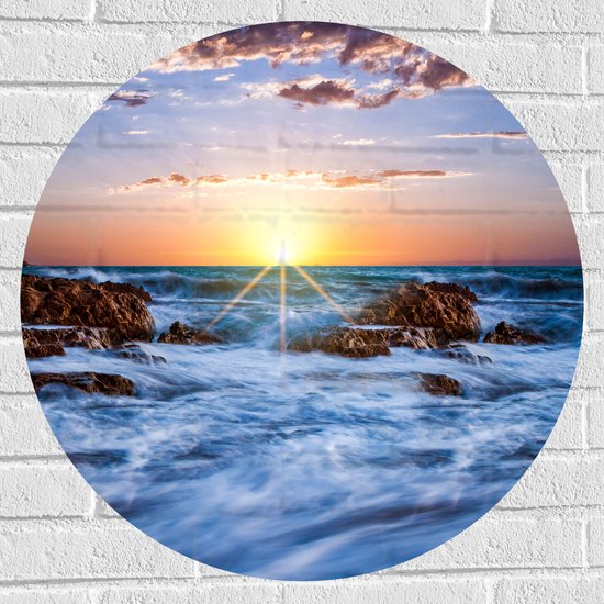 WallClassics - Muursticker Cirkel - Felkleurige Zonsondergang achter Wilde Zee - 70x70 cm Foto op Muursticker