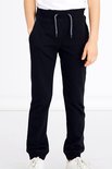 Jongen draagt zwarte joggingbroek met grijze trekkoorden en elastische tailleband.