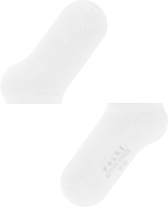 Twee witte, lage Falke Active Breeze sneakersokken met maatindicatie.