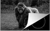 KitchenYeah® Inductie beschermer 77x51 cm - Een Gorilla loopt op zijn handen en benen - zwart wit - Kookplaataccessoires - Afdekplaat voor kookplaat - Inductiebeschermer - Inductiemat - Inductieplaat mat
