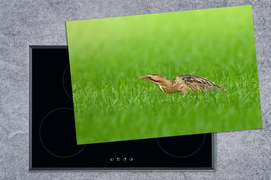 KitchenYeah® Inductie beschermer 77x51 cm - Een roerdomp loopt laag door de graslanden - Kookplaataccessoires - Afdekplaat voor kookplaat - Inductiebeschermer - Inductiemat - Inductieplaat mat