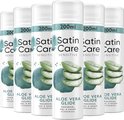 Vijf witte scheergel bussen naast elkaar, met blauwgroene opdruk en aloë vera. Tekst: '200ml', 'Satin Care SENSITIVE', 'ALOE VERA GLIDE'.