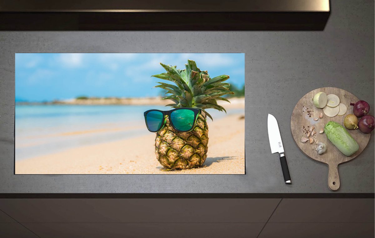 Inductieplaat Beschermer - Ananas met Zonnebril Chillend op het Strand - 90x52 cm - 2 mm Dik - Inductie Beschermer van Vinyl