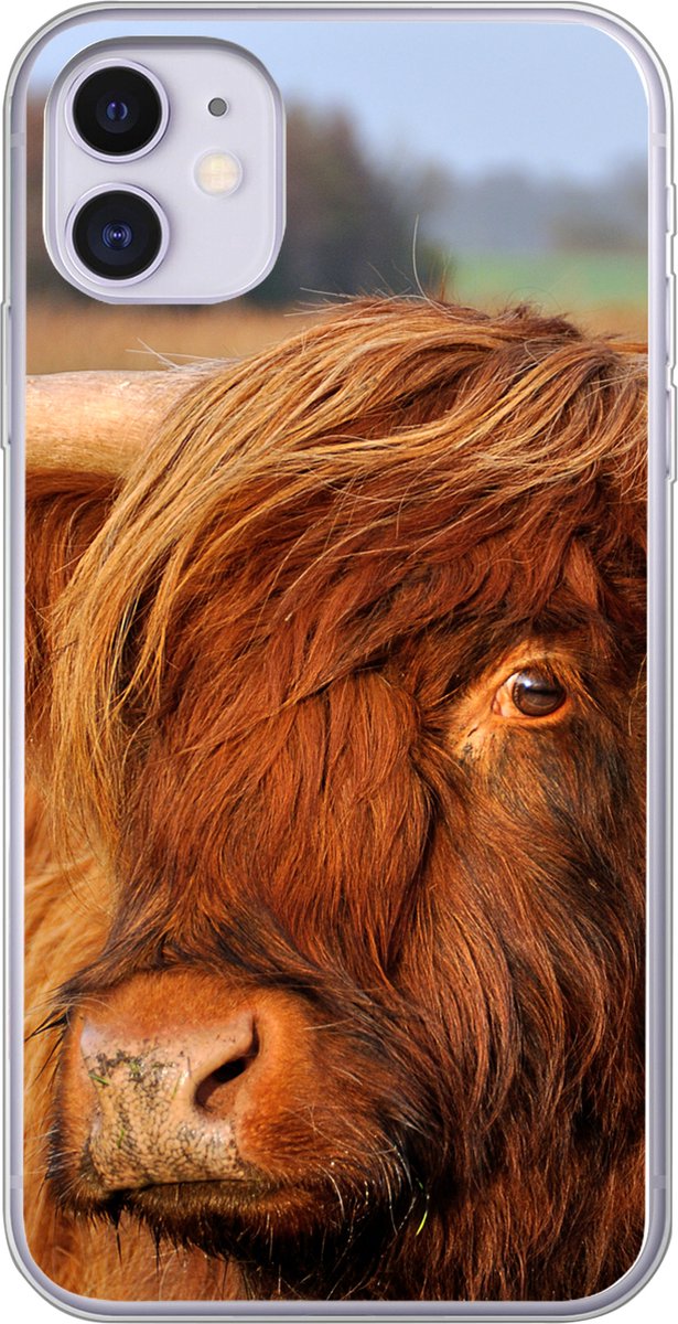 Telefoonhoesje Geschikt voor iPhone 11 hoesje - Schotse Hooglander - Gras - Boom - Siliconen Telefoonhoesje Telefoonhoesje