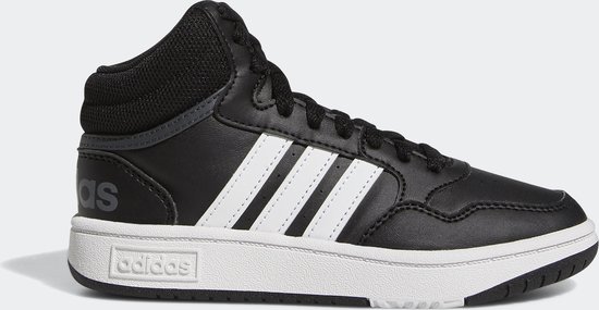 Zwarte mid-top sneaker voor kinderen met witte Adidas strepen op de zijkant en een witte zool.