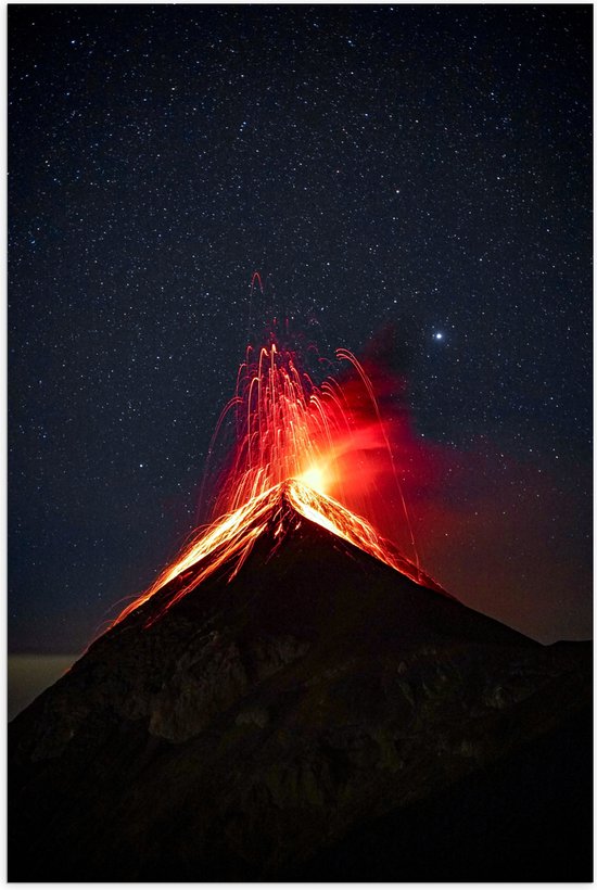 Poster Glanzend – Vooraanzicht van Vuurspuwende Vulkaan onder Sterrenhemel - 70x105 cm Foto op Posterpapier met Glanzende Afwerking