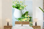 Behang - Fotobehang Kamillebloemen in waterkruik - Breedte 200 cm x hoogte 300 cm
