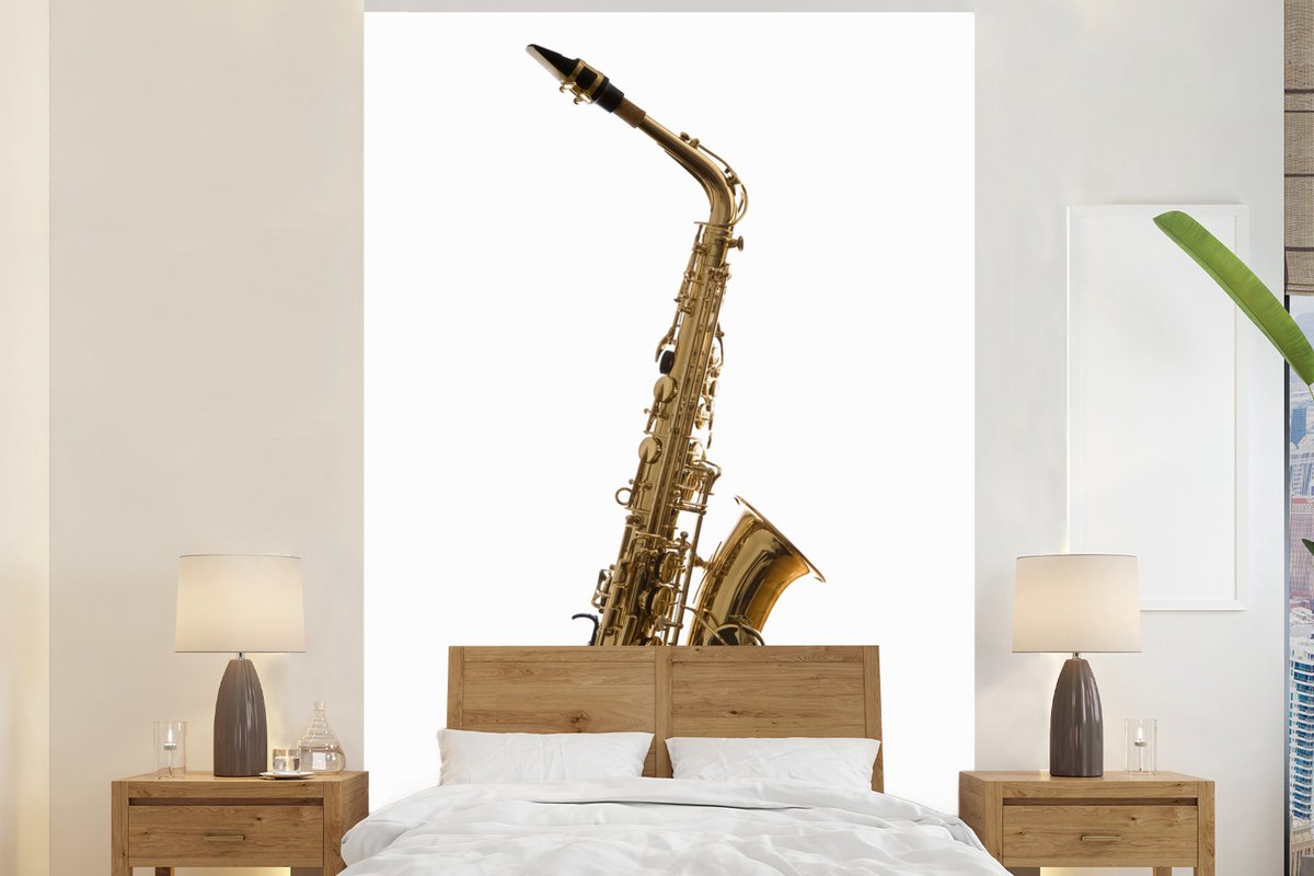 Behang - Fotobehang Gouden saxofoon voor een witte achtergrond - Breedte 225 cm x hoogte 350 cm