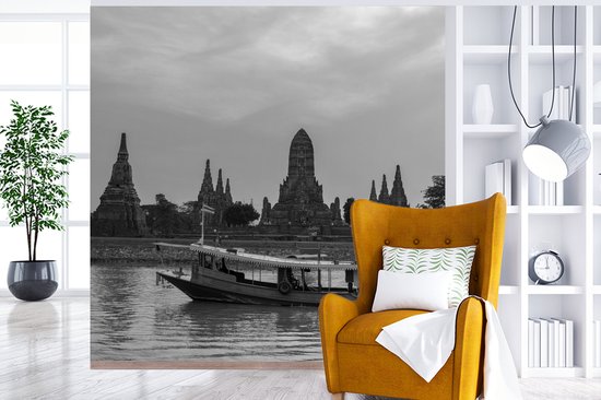 Papier peint Wat Papier peint photo - Remorqueur devant le temple Wat Chaiwatthanaram, Thaïlande - Zwart- Wit largeur 220 cm x hauteur 220 cm - Impression photo sur papier peint vinyl (disponible en 7 formats) - chambre/séjour/bureau