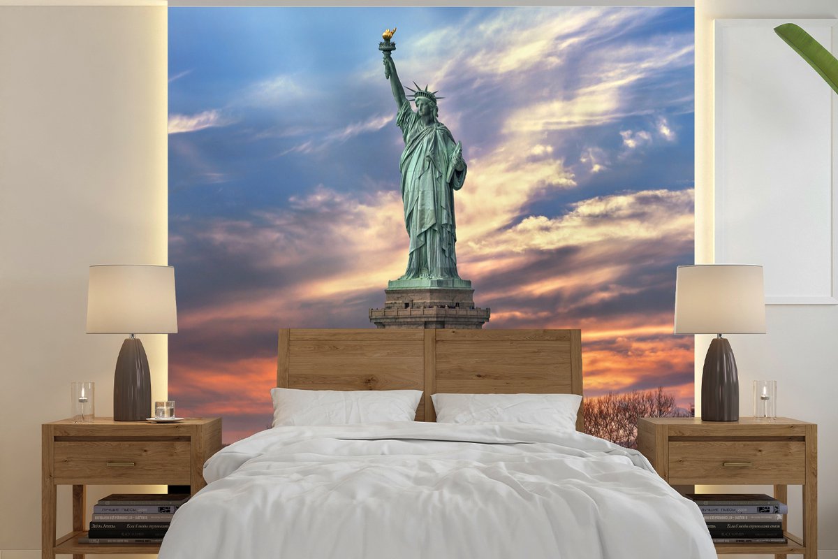 Behang - Fotobehang Vrijheidsbeeld in New York tijdens zonsondergang - Breedte 280 cm x hoogte 280 cm