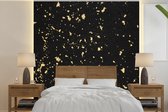 Behang - Fotobehang Gouden vlokken op een zwarte achtergrond - Breedte 220 cm x hoogte 220 cm