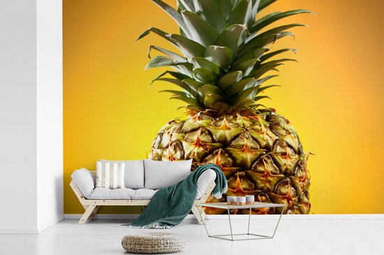 Couleurs jaunes et vertes d'un ananas sur fond jaune Papier peint photo vinyle largeur 600 cm x hauteur 400 cm - Tirage photo sur papier peint (disponible en 7 tailles)