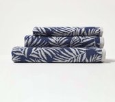 Homescapes Blauwe badstof handdoek met bladerenmotief - 50 x 85 cm, 100% katoen