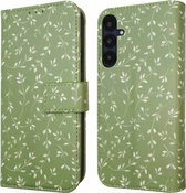 iMoshion Hoesje Geschikt voor Samsung Galaxy A35 Hoesje Met Pasjeshouder - iMoshion Design Bookcase smartphone - Groen / Green Flowers