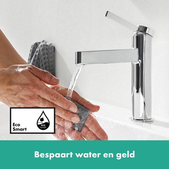Close-up van handen onder een glanzende chroom kraan met tekst 'Bespaart water en geld'.