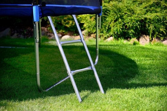 Zilverkleurige ladder aan de zijkant van de blauwe trampoline.