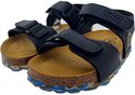 Een paar zwarte Develab sandalen met klittenband en een gekleurde zool.