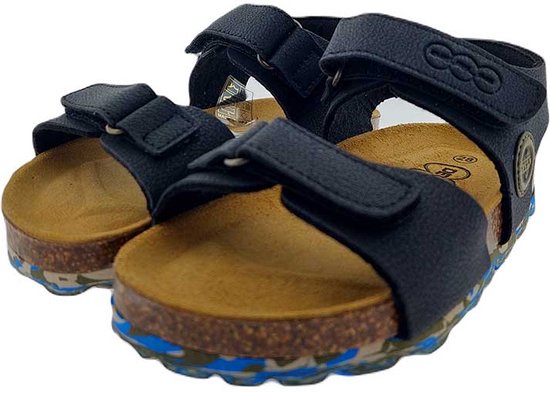 Een paar zwarte Develab sandalen met klittenband en een gekleurde zool.