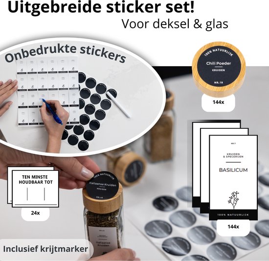 Een vrouw schrijft op een vel onbedrukte stickers. Naast een glazen kruidenpot met bamboe deksel en een sticker met 'Chili Poeder'.
