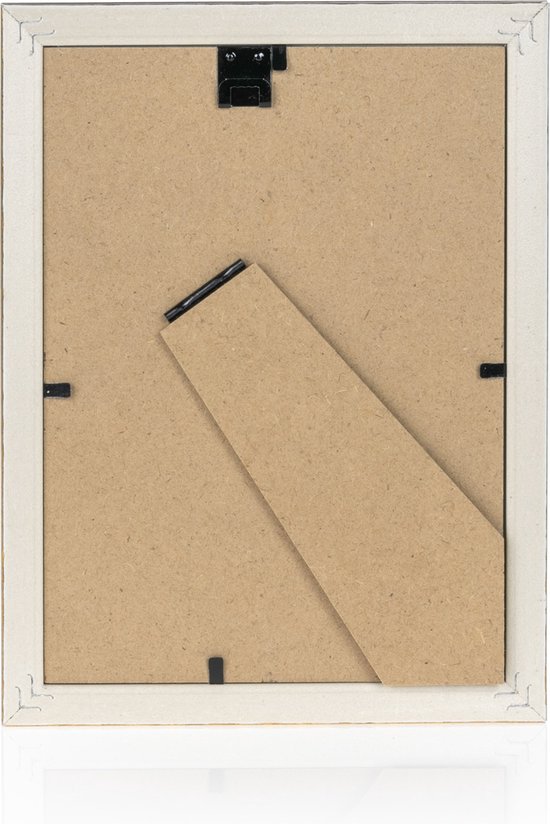Achterkant van een gouden fotolijst met een standaard en ophangclips.
