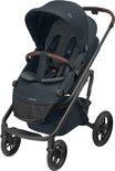 Donkergrijze kinderwagen met omkeerbare zitting, bruine handgrepen en kap.