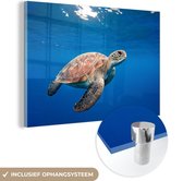 MuchoWow® Glasschilderij 120x80 cm - Schilderij acrylglas - Schildpad in de oceaan - Foto op glas - Schilderijen