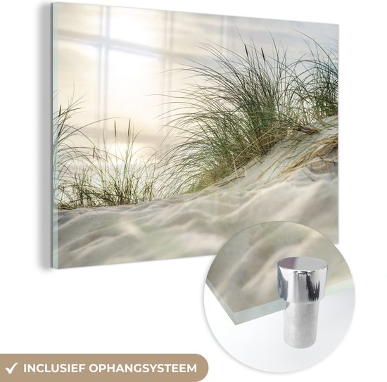 MuchoWow® Glasschilderij 60x40 cm - Schilderij acrylglas - Duinen met helmgras onder de zon van het Duitse nationaal Park Schleswig-Holsteinisches Wattenmeer - Foto op glas - Schilderijen