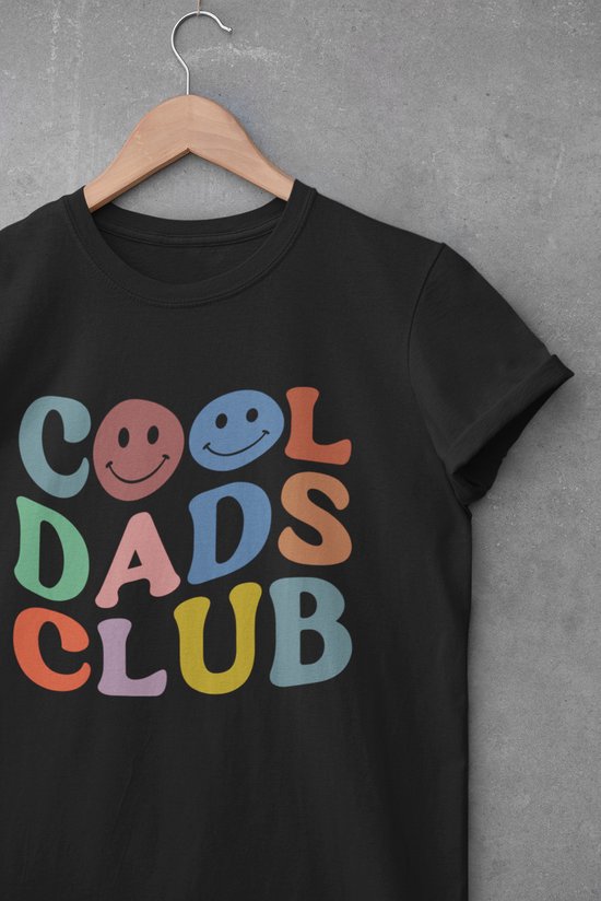 Shirt - Cool dads club - Wurban Wear | Grappig shirt | Leuk cadeau | Unisex tshirt | Vaderdag cadeau | Cadeau voor vader | Voetbal | Gewichten | Wit & Zwart