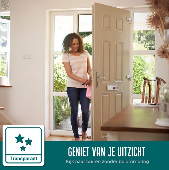 Vrouw bij de voordeur, houdt tas vast. Transparante raamfolie: Geniet van je uitzicht.