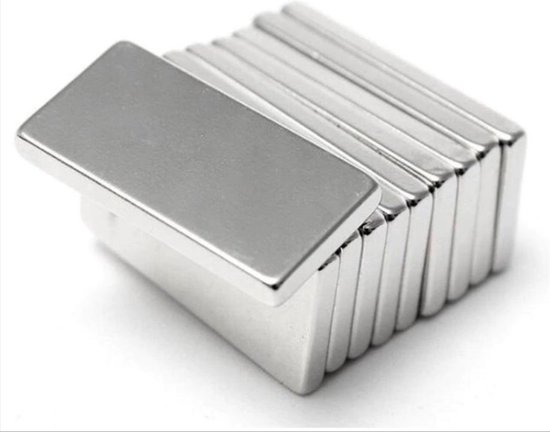 Stapel van 8 platte, rechthoekige neodymium magneten, 20x10x2 mm.