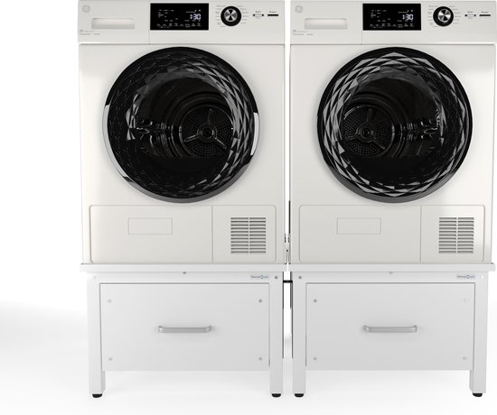 Twee witte wasmachines gestapeld op witte ladekasten, met zwarte ronde deuren en digitale displays.