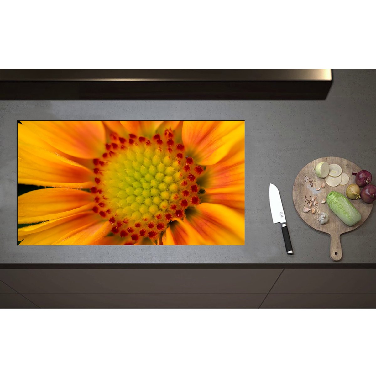 Inductieplaat Beschermer - Binnenkant Oranje Bloem van Dichtbij - 90x50 cm - 2 mm Dik - Inductie Beschermer - Bescherming Inductiekookplaat - Kookplaat Beschermer van Zwart Vinyl