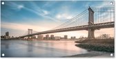 Tuinposter New York - Rivier - Bridge - 80x40 cm - Wanddecoratie Buiten - Tuinposter - Tuindoek - Schuttingposter - Tuinschilderij