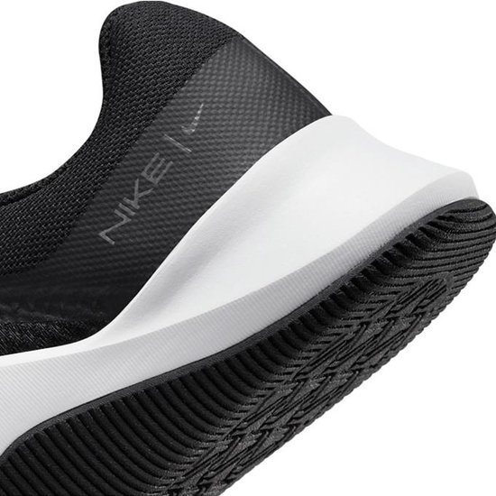 Detail van de hiel van een zwarte Nike MC Trainer 2 sportschoen met witte zool.