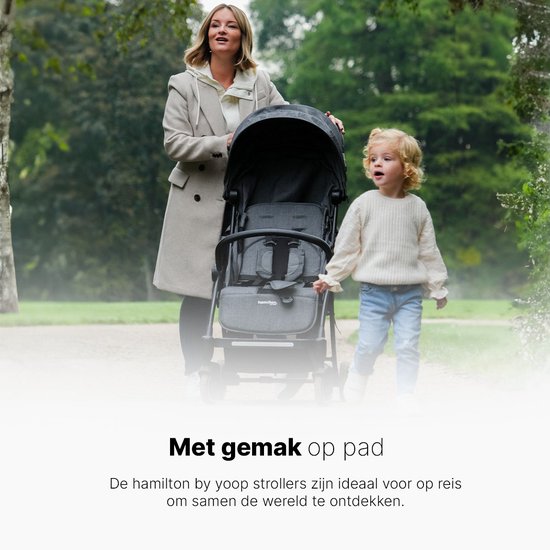 Vrouw en kind lopen met een grijze hamilton buggy in een park. Ideaal voor op reis.