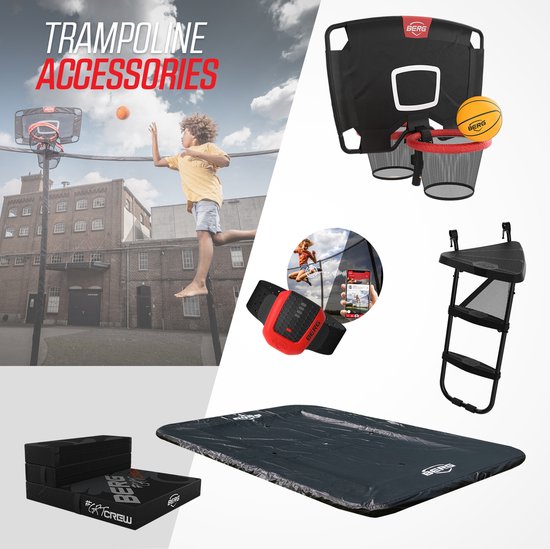 Berg trampoline accessoires: basketbalring, ladder, beschermhoes en stapelblokken.