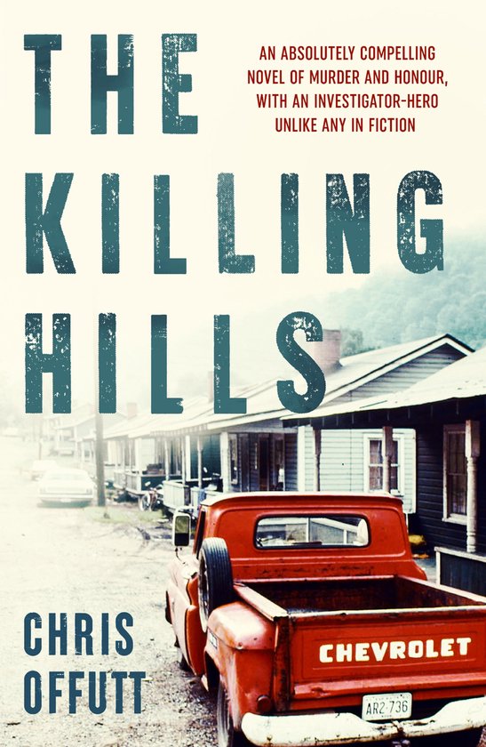 Boek "The Killing Hills" van Chris Offutt, met een rode Chevrolet pick-up truck en huizen op de achtergrond.