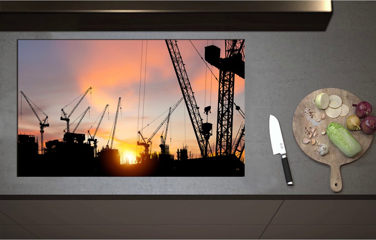 Inductieplaat Beschermer - Bouwplaats met Hijskranen met Zonsondergang - 90x55 cm - 2 mm Dik - Inductie Beschermer - Bescherming Inductiekookplaat - Kookplaat Beschermer van Wit Vinyl