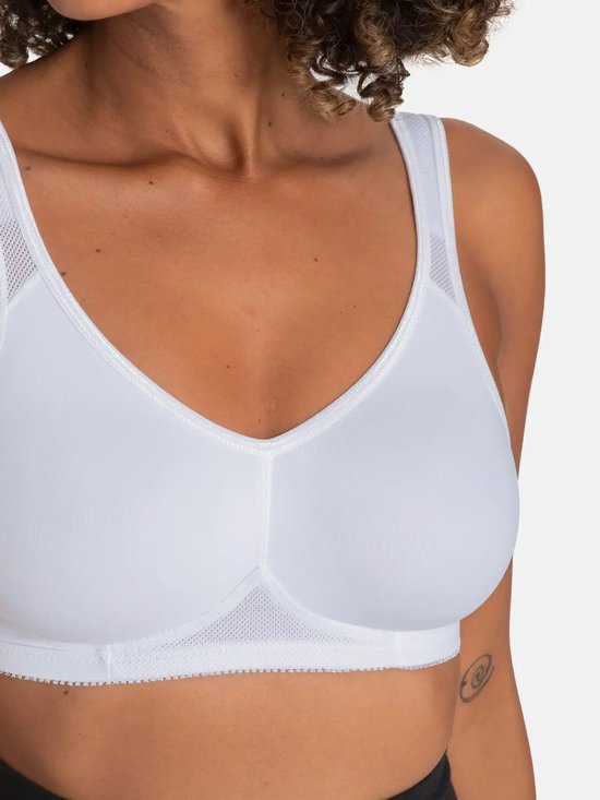 Dichtbij weergave van een witte Dorina sport-bh met V-hals, verstelbare bandjes en meshdetails onder de cups.