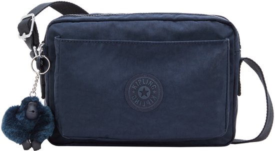 Donkerblauwe Kipling schoudertas met een voorvak, Kipling-logo en een donkerblauwe pompon-sleutelhanger.