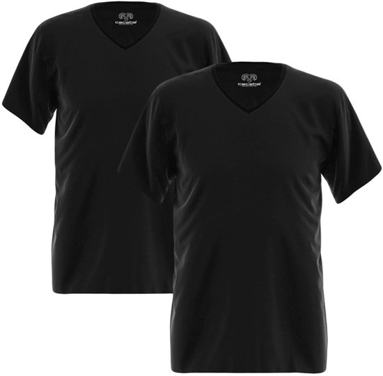 Twee zwarte Ceceba V-hals T-shirts, één iets naar voren.