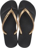 Zwarte Ipanema slippers met gouden bandjes en een patroon op de zolen.