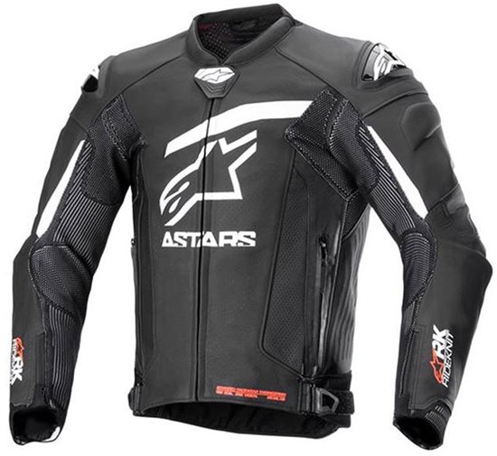 Zwarte Alpinestars motorjas met witte 'A-star' logo's op de borst en armen. Mesh panelen op de zijkanten en witte strepen.