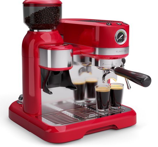 Rode retro espressomachine met molen, twee glazen espresso en druppelplateau.