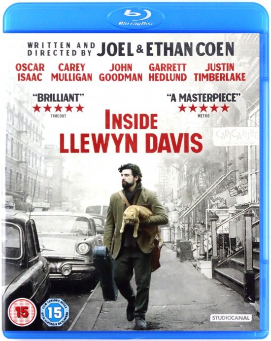 Voorkant Blu-ray hoes "Inside Llewyn Davis". Een man met een kat loopt door een straat. De film is geschreven en geregisseerd door Joel & Ethan Coen.