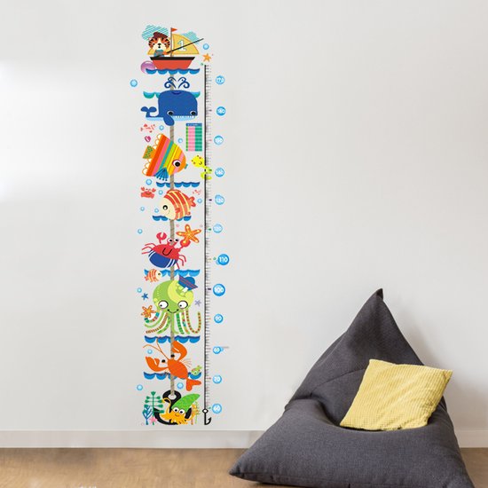 Sticker mural toise avec bateau avec lion, baleine, poisson, crabe, pieuvre et vie marine. Mesure jusqu'à 160 cm.
