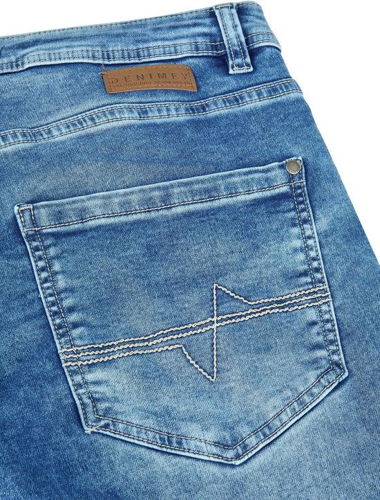 Detail van de achterzak van een blauwe jeans met gestikte lijnen en een bruin label met 'DENIMFY'.