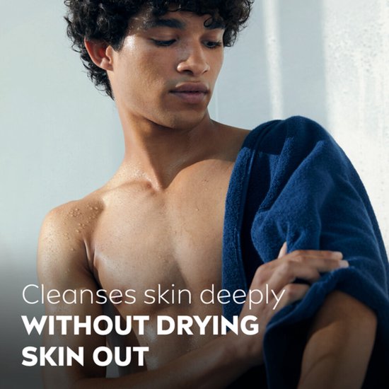 Man met donker haar, met een donkerblauwe handdoek om zijn schouders. Tekst: 'Cleanses skin deeply WITHOUT DRYING SKIN OUT'.