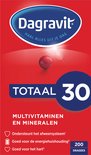 Rode verpakking met Dagravit logo, 'TOTAAL 30 MULTIVITAMINEN EN MINERALEN', en een rode tablet.